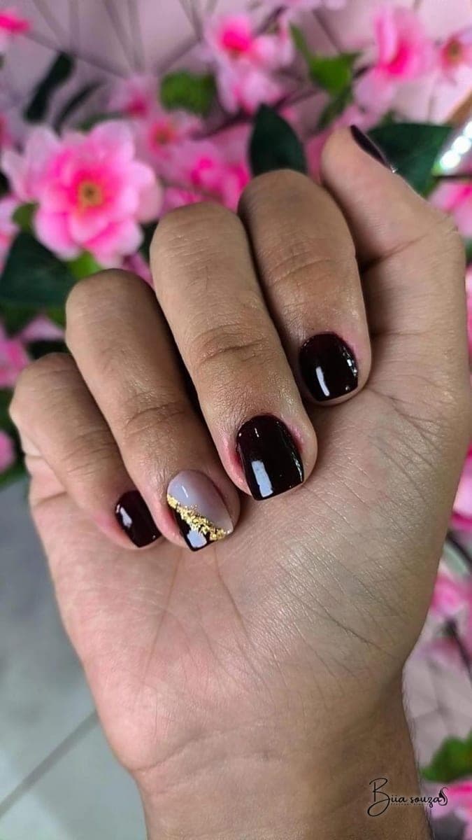 Nail art bordô com folha de ouro